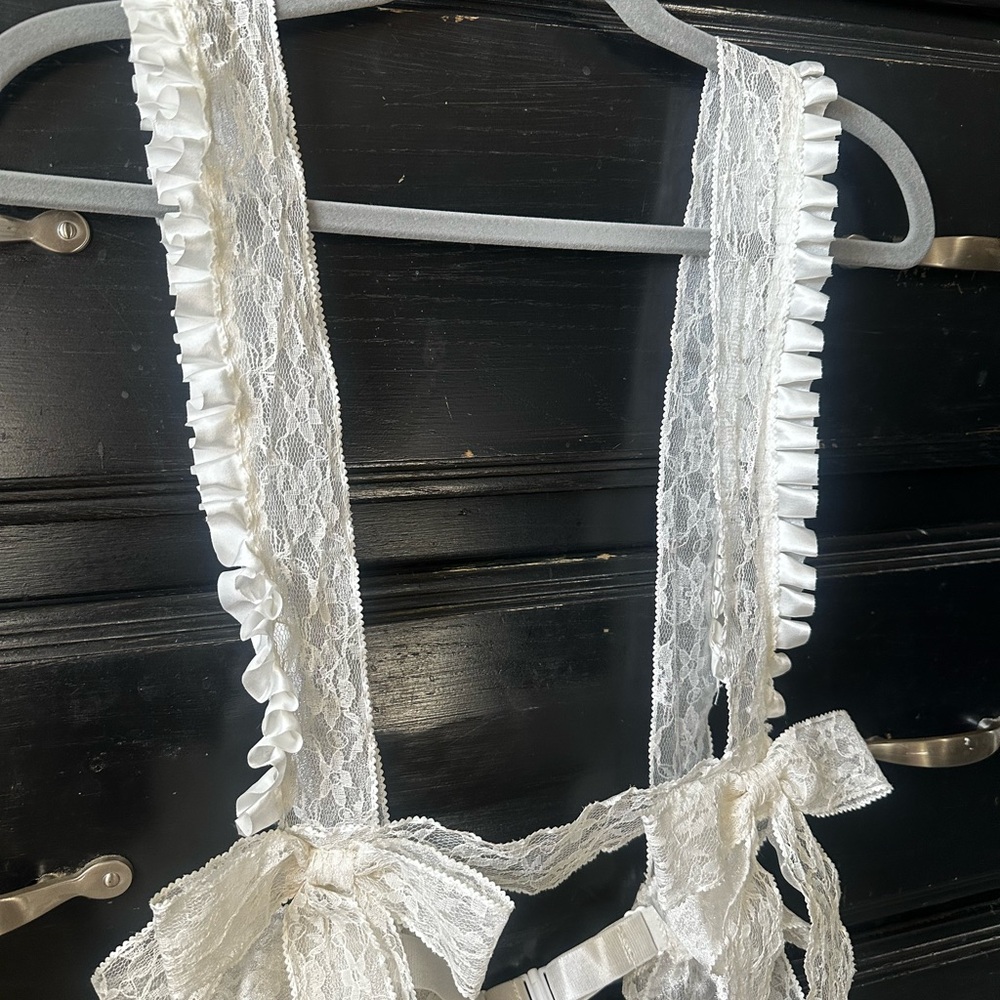 Lace Ruffled Harness with Bows - Picture 2 of 6